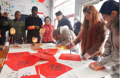 #浙江在線新春走基層# “中國(guó)的春節(jié),真棒”留學(xué)生留杭體驗(yàn)民俗 感受歡樂(lè)中國(guó)年