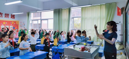市文化館組織文化志愿進(jìn)校園,紅色歌曲承血脈活動(dòng)