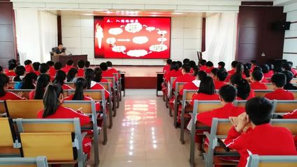 平邑一中文化路校區(qū)組織入團(tuán)積極分子上團(tuán)課